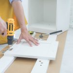 Jak sobie poradzić, kiedy lodówka nie chłodzi, a pralka zaczyna przeciekać? Kompletny poradnik